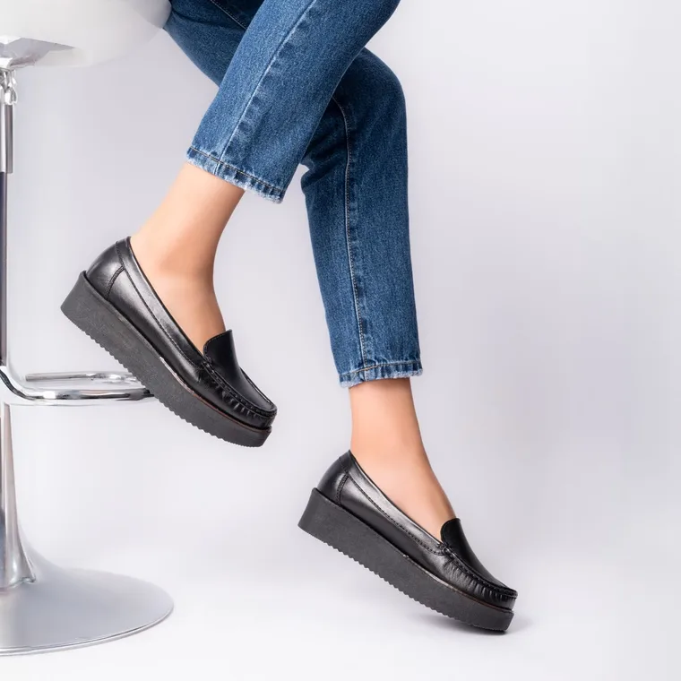 Schwarze Loafer zu gerader Jeans